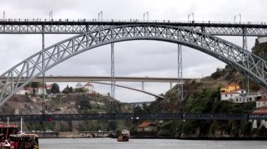 Porto, Portekiz Porto 'nun ünlü köprülerinin Douro Nehri manzarası. 
