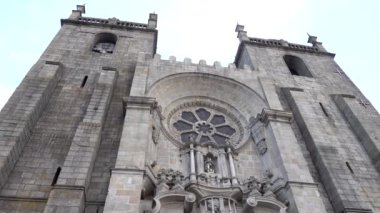 Aveiro, Portekiz Atlantik Okyanusunda Büyük dalgalar. 