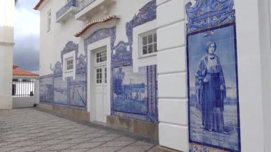 Aveiro, Portekiz Yerel tren istasyonunun eski fayanslı cephesi. 