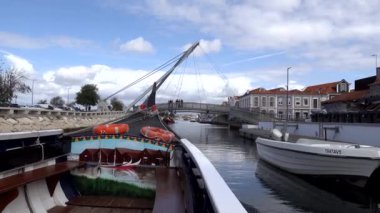 Aveiro, Portekiz Tipik balıkçı tekneleri şehrin kanallarında turistlere rehberlik etmek için yeniden tasarlandı.. 
