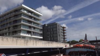 Aveiro, Portekiz Tipik balıkçı tekneleri şehrin kanallarında turistlere rehberlik etmek için yeniden tasarlandı.. 