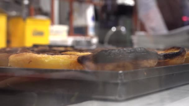 Porto Portugal Jendela Pajangan Roti Diisi Dengan Pastel Nata Tart — Stok Video