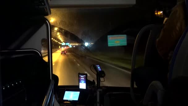 ストックホルム スウェーデン 夜のE4ハイウェイのビュー フライギュッサルナ空港送迎バスの中を凍結 — ストック動画