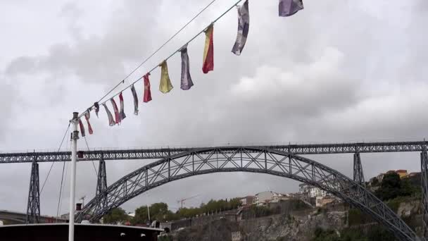 葡萄牙波尔图从波尔图河观看波尔图著名的桥梁 — 图库视频影像