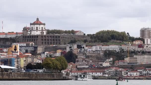Porto Portugal Pemandangan Sungai Douro Dan Tepi Sungai Bersejarah — Stok Video