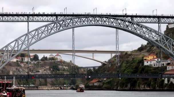 ポルトガル ポルトガル ポルトの有名な橋のドゥーロ川からの眺め — ストック動画