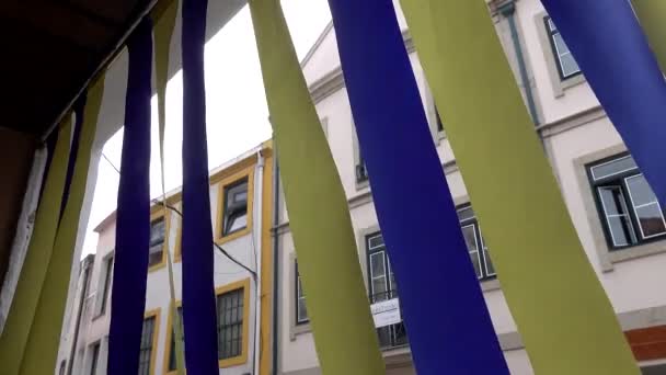 Aveiro Portugal Persianas Azules Amarillas Cuelgan Puerta Una Pequeña Tienda — Vídeos de Stock