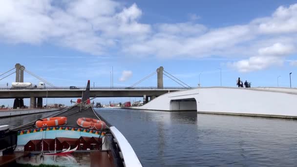 葡萄牙阿韦罗典型的渔船 用于引导游客游览城市运河和堤岸上的现代建筑 — 图库视频影像