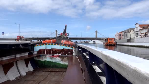 Aveiro Portugal Typische Vissersboten Omgebouwd Toeristen Begeleiden Grachten Van Stad — Stockvideo