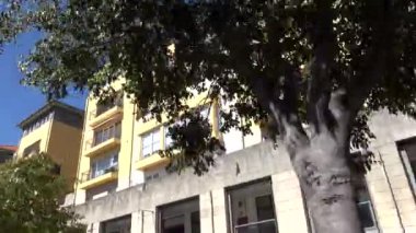 Porto, Portekiz. Hareket halindeki bir tramvaydan Ribeira bölgesindeki evlerin manzarası.. 