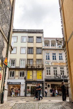 Porto, Portekiz 20 Eylül 2023 Yoğun R. de Santa Catarina alışveriş caddesinde yayalar.