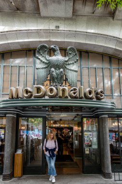 Porto, Portekiz 20 Eylül 2023 Porto şehir merkezindeki ikonik McDonald 's restoranı eski kafenin tüm iç ve dış güzelliklerini koruyor..