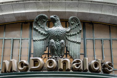 Porto, Portekiz 20 Eylül 2023 Porto şehir merkezindeki ikonik McDonald 's restoranı eski kafenin tüm iç ve dış güzelliklerini barındırıyor..