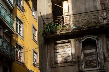 Porto, Portekiz Ribeira bölgesinde eski ve harap bir ev ve balkon..