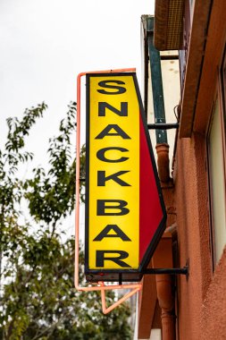 Porto, Portekiz. Bir binanın ön cephesindeki bir büfe için neon levha..