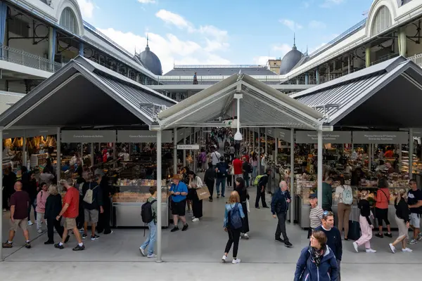 Porto, Portekiz, 20 Eylül 2023 Bolhao açık hava gıda pazarını ziyaret eden insanlar.