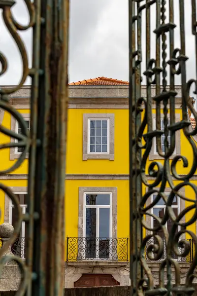 葡萄牙波尔图圣伊尔德丰索教堂铁门后面一座房子的黄色立面 — 图库照片