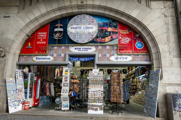 葡萄牙波尔图 2023年9月20日市中心拱形通道上的一家旅游纪念品店 — 图库照片
