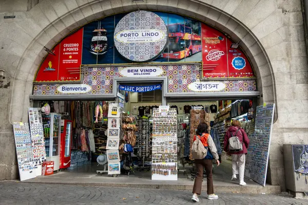 葡萄牙波尔图 2023年9月20日市中心拱形通道上的一家旅游纪念品店 — 图库照片