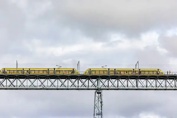 Porto Portugal September 2023 Ein Bahn Zug Auf Der Brücke — Stockfoto