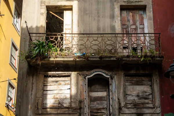 Porto, Portekiz Ribeira bölgesinde eski ve harap bir ev ve balkon..