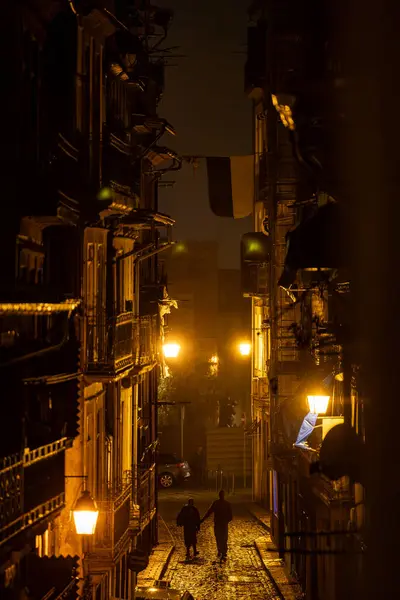 Porto Portugalia Września 2023 Piesi Spacerują Ciemną Mokrą Noc Rua — Zdjęcie stockowe