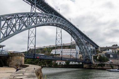 Porto, Portekiz 20 Eylül 2023, I. Luis Köprüsü 'nün altındaki Douro Nehri' nin kıyısı, ya da I. Luis Köprüsü..