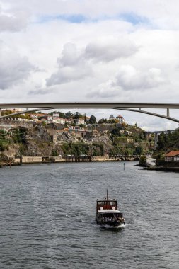 Porto, Portekiz 20 Eylül 2023 Douro Nehri 'nde turist taşıyan bir tekne..