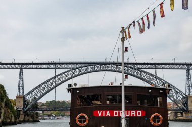 Porto, Portekiz 20 Eylül 2023 Douro Nehri 'nin Ribeira bölgesine yanaştı.