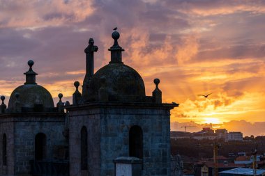 Porto, Portekiz. Ribeira bölgesinde gün batımı manzarası ve Porto Katedrali ve müzesine ait şapeller..