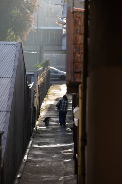 Porto, Portekiz. 20 Eylül 2023. Bir kadın, Constituicao bölgesindeki Vila Pinto arka sokağında yürüyor..