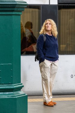 Porto, Portekiz 20 Eylül 2023 Bir kadın tren yolcusu Sao Bento tren istasyonunda tren bekliyor..