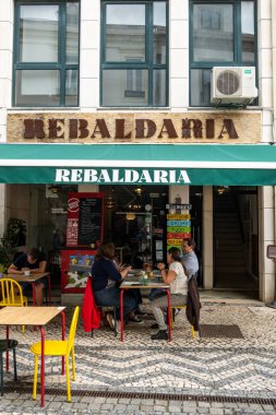 Aveiro, Portekiz 20 Eylül 2023 Tarihi eski kasabadaki açık bir kafede oturan insanlar.