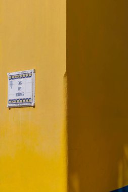 Aveiro, Portekiz Cais dos Boutiroes 'da sarı bir duvar