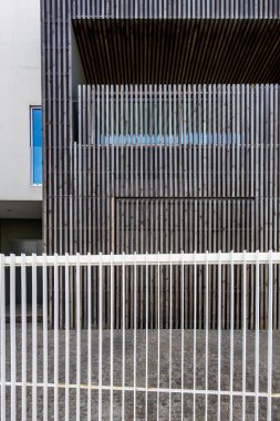 Aveiro, Portekiz Modern bir cephe ve özel bir eve açılan güvenlik kapısı.