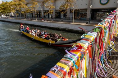 Aveiro, Portekiz 20 Eylül 2023 Aveiro 'nun renkli el boyalı kanal tekneleri veya gondolları.