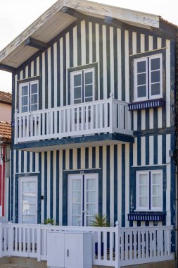 Aveiro, Portekiz Deniz kıyısındaki Costa Nova bölgesinde renkli ve desenli evler.