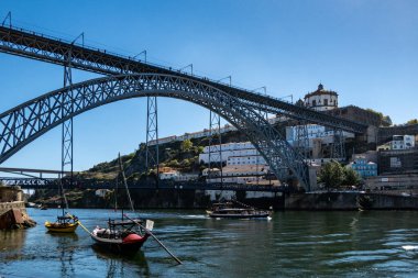 Porto, Portekiz 20 Eylül 2023 Lus I Köprüsü 'nün altındaki Douro Nehri' nin kıyısı, ya da Ponte Lus I.