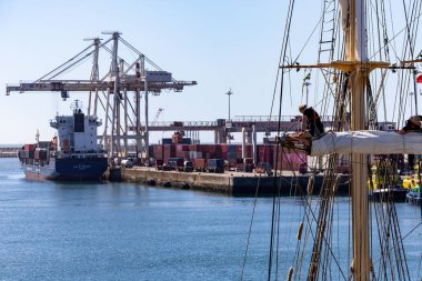 Porto, Portekiz 20 Eylül 2023 Bir yelkenli yelkenlisinin yelkenlilerinde çalışan kadın mürettebat. 