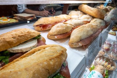 Porto, Portekiz 20 Eylül 2023 Fırında jambon ve keçi peynirli bir sıra sandviç