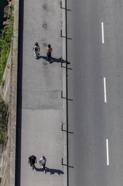Porto, Portekiz 20 Eylül 2023 Yukarıdan sokakta yürürken görülen yayalar.