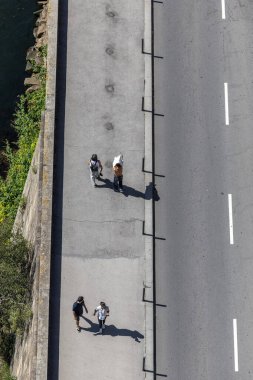 Porto, Portekiz 20 Eylül 2023 Yukarıdan sokakta yürürken görülen yayalar.