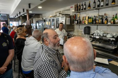 Porto, Portekiz 20 Eylül 2023 Ünlü Portekiz restoranında oturan müşteriler.