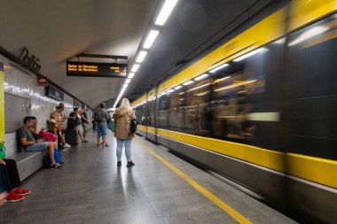 Porto, Portekiz 20 Eylül 2023, Bolhao Porto Metro tren istasyonundaki platformda yolcu.