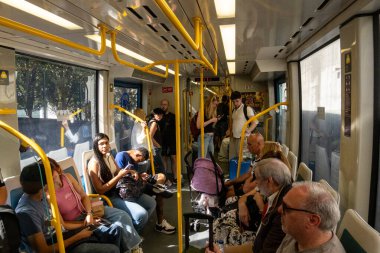 Porto, Portekiz 20 Eylül 2023 Porto Metro yolcuları