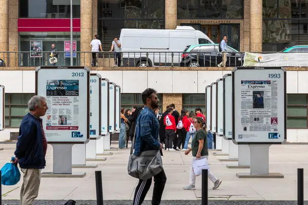 Porto, Portekiz 20 Eylül 2023 Espresso gazetesinin 50 yıllık ön sayfasıyla yürüyen yayalar.