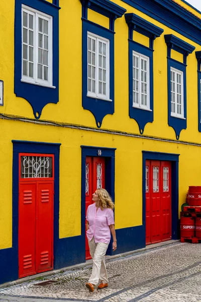 2023年9月22日 葡萄牙阿韦罗 一名妇女沿着城市五彩斑斓的房屋散步 — 图库照片