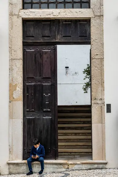 2023年9月20日 葡萄牙 阿韦罗 一个小男孩在他的手机上玩着他的游戏 Igreja Misericordia Aveiro — 图库照片