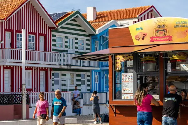 ポルトガル エイベイロ 9月20日2023 海岸とスナックスタンドでコスタノヴァ地区のカラフルでパターン化された家を歩く人々 — ストック写真