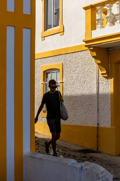 葡萄牙阿韦罗市科斯塔诺瓦区海滨五彩斑斓的房屋中穿行的人们 — 图库照片
